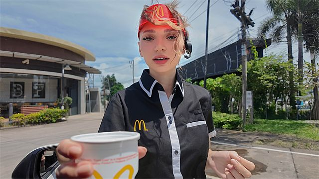 Arabaya Servis Yapan Sevimli McDonald’s Çalışanı Sakarlığının Bedelini Tuvalette Ödüyor